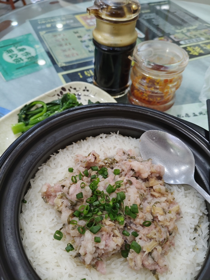 徽哥瓦罉饭好像在佛山有好多家分店了， 普君的这家瓦撑饭在肥仔容边排骨饭对面， 阿姨验证很快，应该现蒸的瓦撑饭，等了一下， 结果店里立刻坐满了人，人气很旺， 大多都是老人家，很符合佛山本地人的胃口， 梅菜肉饼饭很不错，吃起来很新鲜很下饭。
