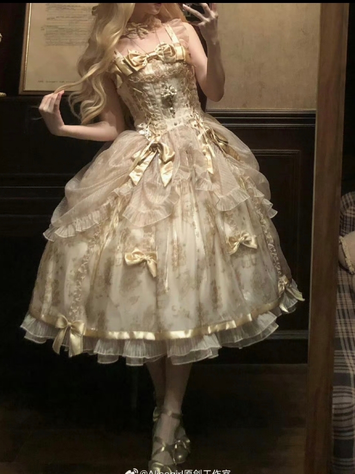 满满的古早千金的感觉哇，梦幻鎏金真的超级贵气和优雅，jsk和op都好喜欢 #Lolita #lolita原创设计 #lolita穿搭