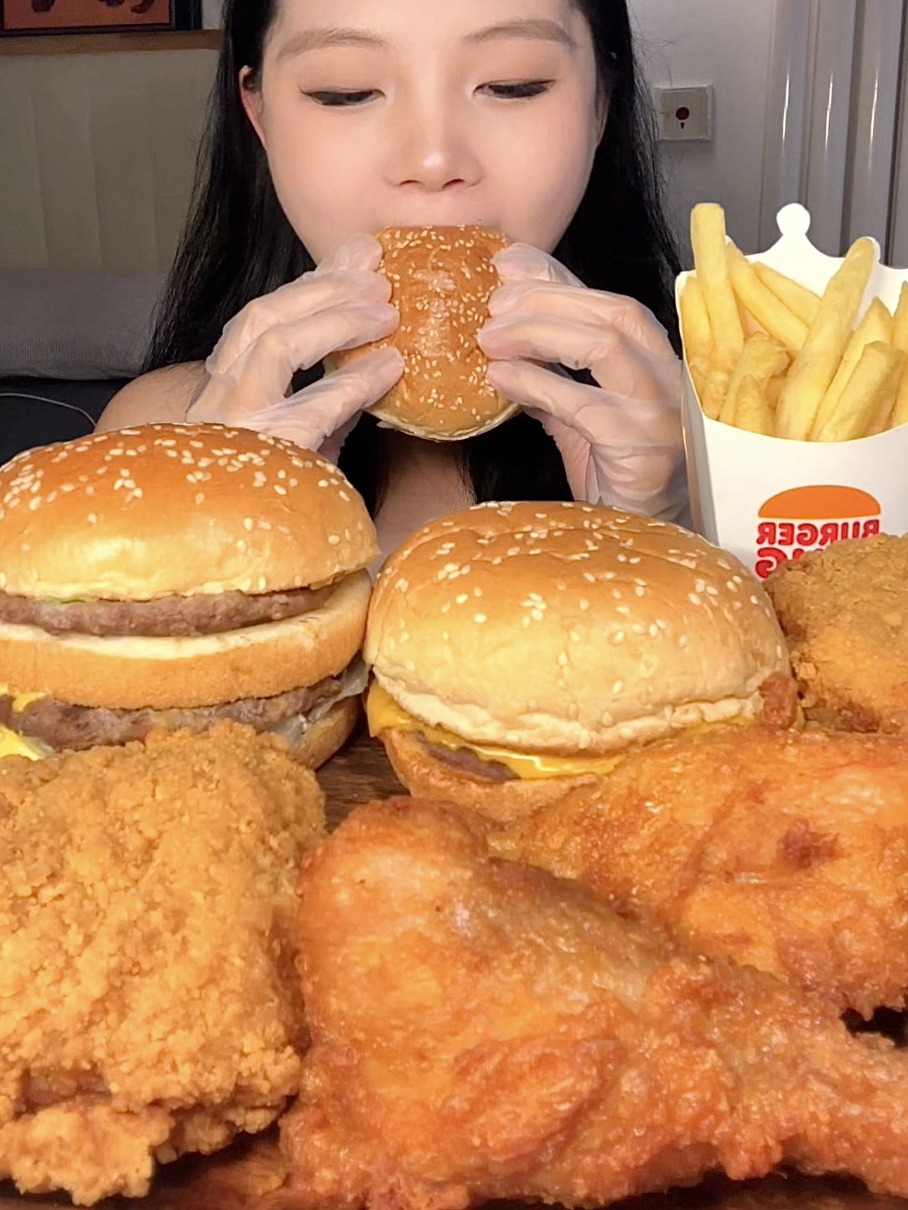夜宵vlog｜🍔双层芝士牛肉汉堡!!!椒香炸鸡腿