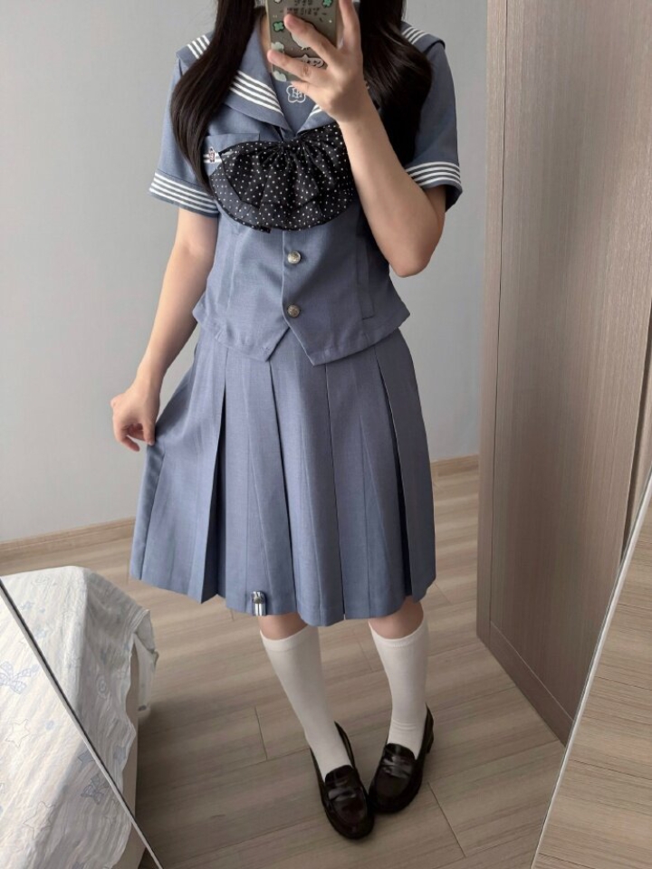 谁懂啊，真的好喜欢梗豆的这个熊本蓝水手服啦，短款也是特别的优等生啊 #jk#梗豆物语#梗豆水玉