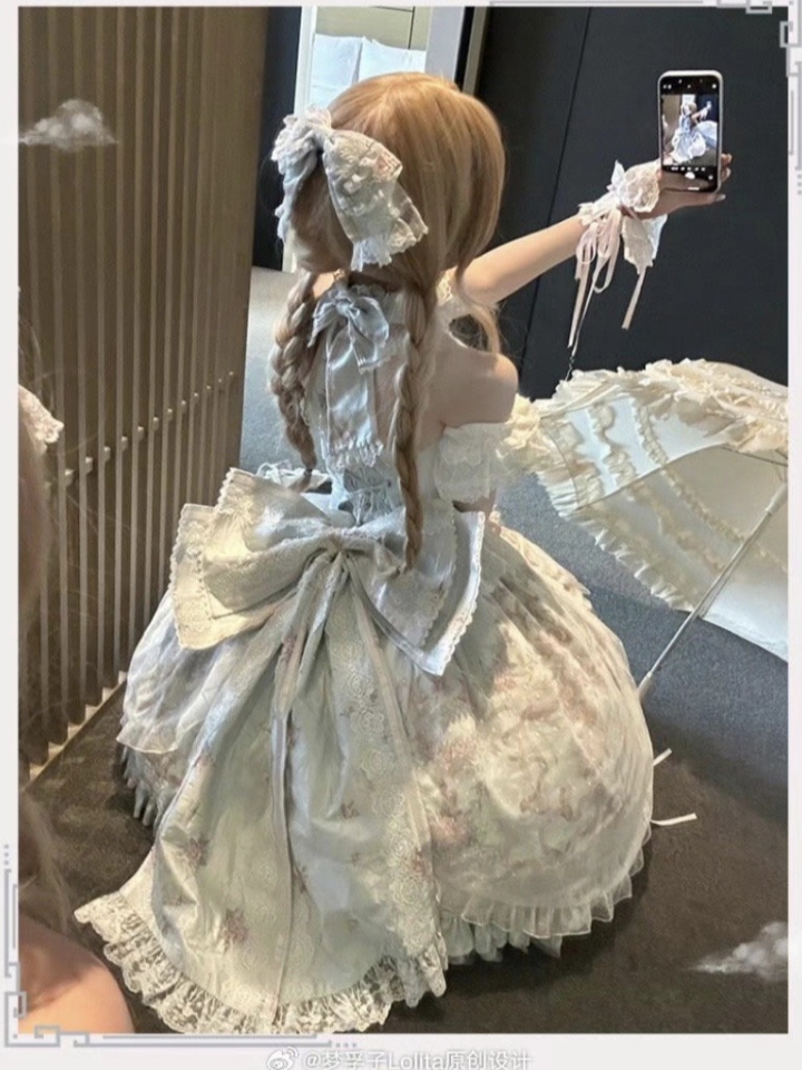 领口的设计真的爱啦！前面的小蝴蝶结真的刚刚好！太大反而我不是很喜欢