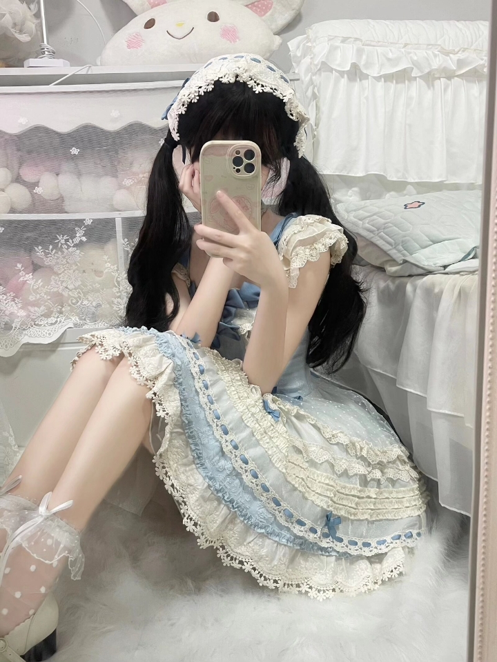 天知道风铃诗对我的吸引力有多大，蓝色真的好温柔~感觉跟其他颜色的lo裙都不一样！#lolita穿搭 #吃我一波lolita安利 #Lolita #浆果物语原创设计 #风铃诗