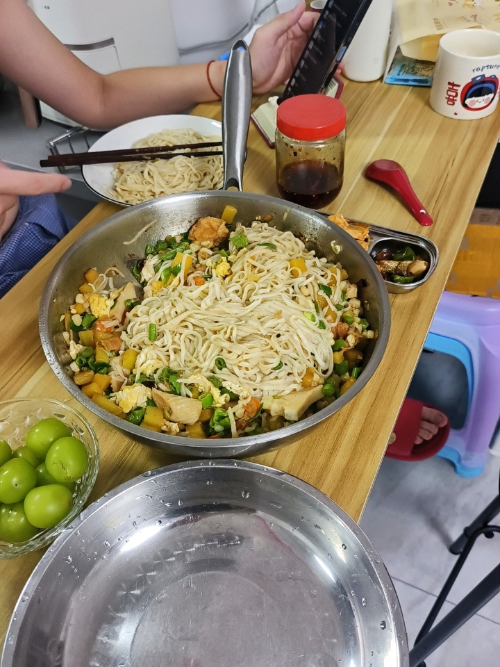 吃晚饭啦 这一大锅