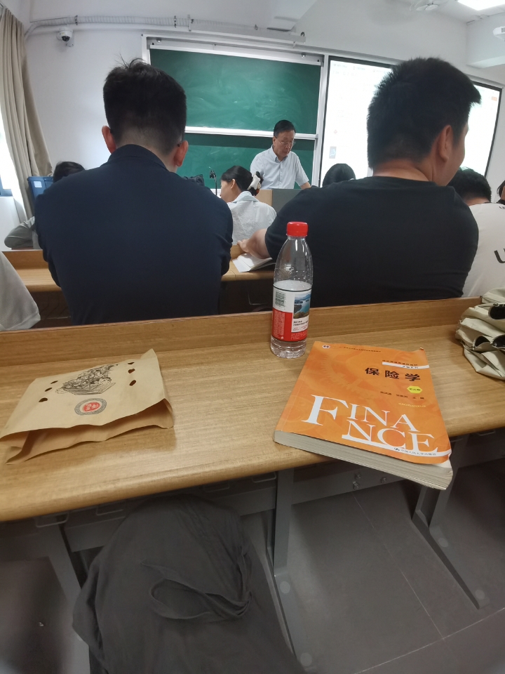 追星女的二十岁和自担的二十岁同样珍贵... 追星女总是在回忆自担刚出道新人美时期 总是一遍又一遍感慨舞台上二十岁的他  当又一次手中挥舞着应援棒 手机录着大屏 抬头看到从天而降的金色彩带雨 意识到那一刻台上的他二十岁 而台下呐喊的我也二十岁  二十岁的我也有着和他一样的新人美和生长痛 但我的二十岁是大麦的扣款信息，是过安检时被托特包勒红的手 是提箱子时憋红的脸；是赶路时磕磕碰碰的脚踝和手肘 是手机...