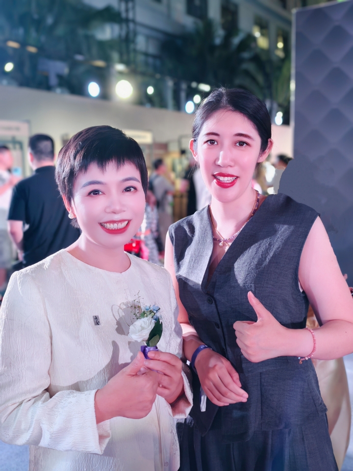 仰望U8L鼎世版惊艳上市，全尺寸行政豪华SUV，售价128万元起，“鼎”级中国制造，为豪华注入鼎级安全。 “鼎”级安全 “鼎”级豪华 “鼎”级体验 #仰望U8L上市# 在发布会现场还有幸遇到 @仰望汽车胡晓庆  总经理，真是太开心啦。 #仰望U8L太鼎太豪华了#车长 5400mm，轴距达 3250mm。24K纯金车标尽显奢华，五款外观颜色，内饰有北美 Nappa 真皮、天然纯羊毛地毯、标配碳陶刹车...