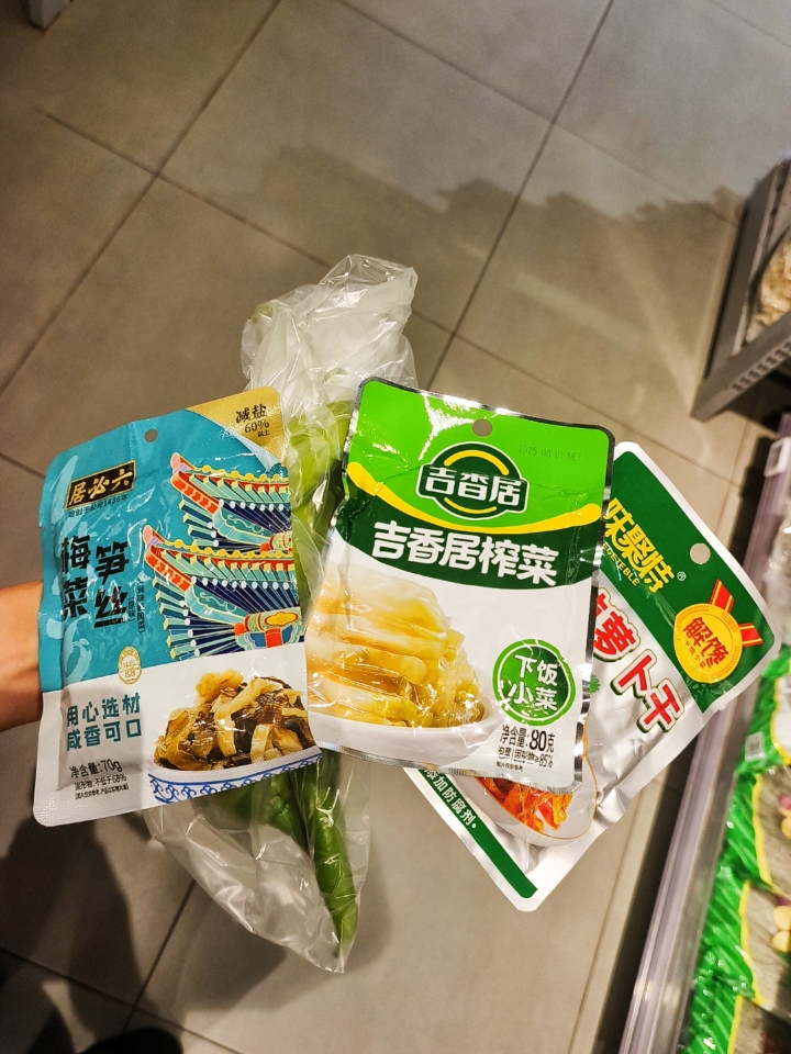 买些榨菜做拌粉吃