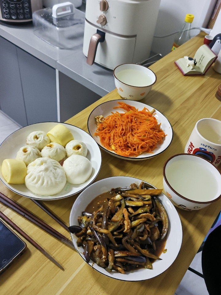 在盒马买的青菜香菇包子 黑猪肉小笼包 很好吃