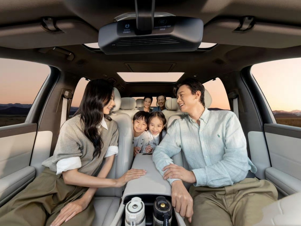 全家三代人的满意之选，30万级家庭SUV，腾势N8L正式开启预售，31.98万起+万元礼遇诚意拉满。 第三排不再当摆设！三排座椅全电动调节，第三排能加热还能前后滑移，久坐也不局促。49处储物格+隐藏暗格超能装，孩子玩具、长辈水杯随手归位。 3.9秒破百却有4.58米小转弯半径，云辇-A悬架滤震如履平地，2000MPa车身+9气囊筑牢防线。吸顶屏哄娃、按摩椅护腰、DiPilot护航，从老到小都能找到...