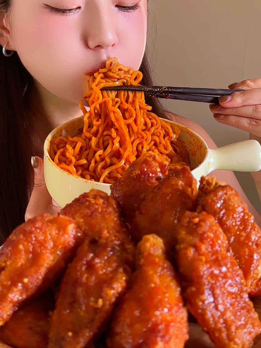 火鸡面拌云吞配香香薄脆鸡翅～