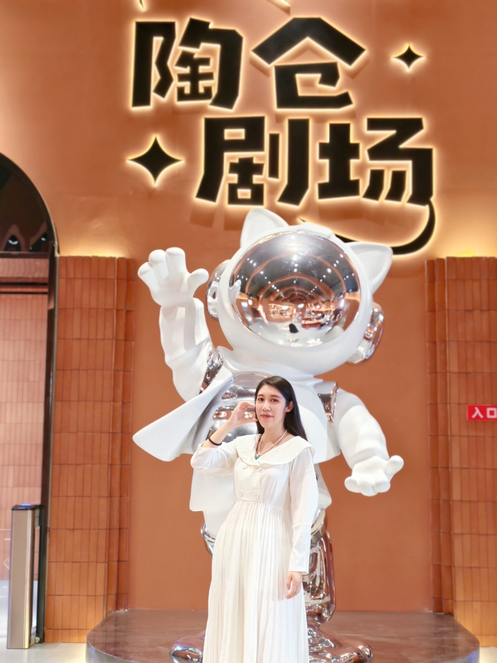 嘉兴秀洲，开启两天一晚关于“临空”与“声音”的探索之旅。 从前沿的数字智造产业，到聆听临空经济城市律动，走进洪合毛衫汇推动中国产业走向世界，打卡陶仓理想村的艺术美学，千里集粮仓的文化创意基地，和我一起见证这座城市的活力与未来！ 第1️⃣站：圆通东方天地港 参观时，看模型沙盘就有被震撼到，“中国联世界，世界联世界”，是长三角首个专业性物流枢纽，拥有航空货运枢纽规划100个机位，是集全球航空物流枢纽、...
