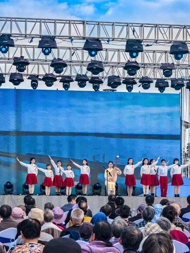 北桥戏台前的文明“烟火气”