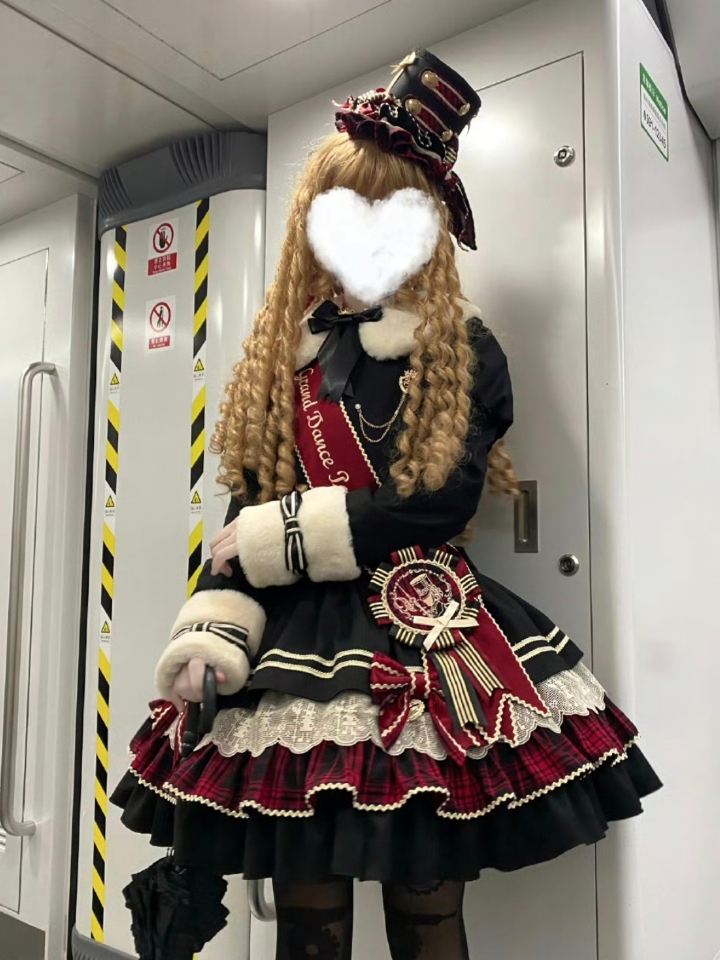 我嘞个仪仗队盛典，超级喜欢这条啊，加上绶带真的是绝绝子  #Lolita #lo #lo安利