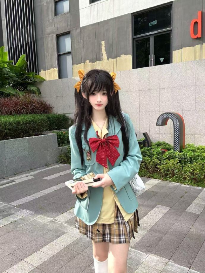 也没有人和我说梗豆物语家的薄荷西服穿上这么萌啊，好特别的配色