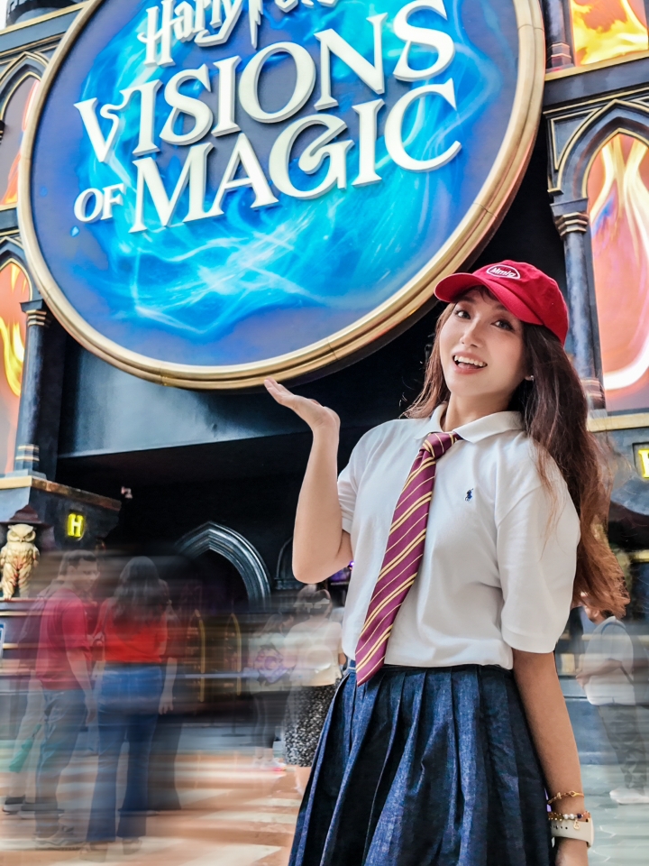 《哈利波特：魔法幻境》｜翻倒巷实景杀我 有多少人和我一样，是小学去电影院看《哈利波特》一发入迷的？！！ 咱这次直接跳进新加坡圣淘沙名胜世界的金色魔法城 《哈利波特：魔法幻境》！每个人会拿到一根魔仗，来进行互动，刚走到门口就听见有人喊“ 除你武器！ ”  【十大场景沉浸式体验，细节控狂喜！】 ☎️密室 密室蛇门打开的方式高度还原电影！真的会一条条转动！ 墙上也会出现“密室已被打开”的血字，进去后是巨...