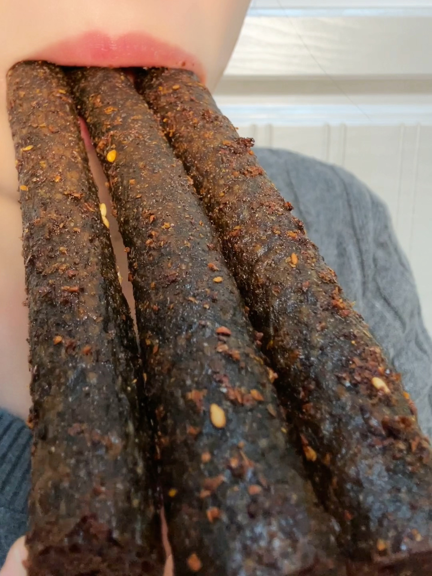 吃个震耳欲聋的辣条🫨 pdd🌶️脆脆