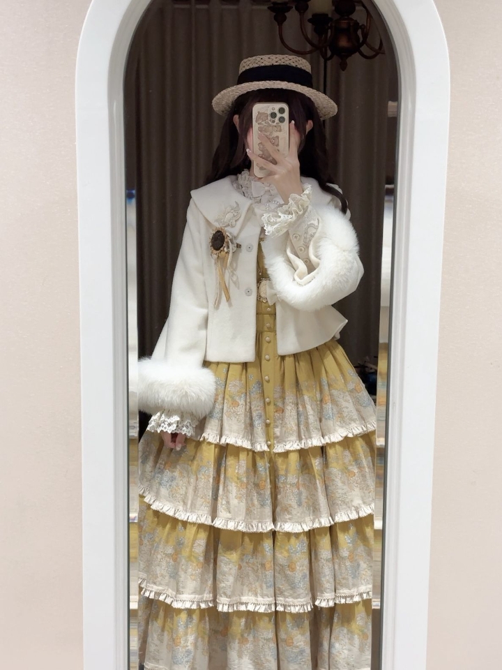 羊毛大衣果然很保暖啊！！！感觉这个设计应该很多Lolita都能搭配吧，不喜欢穿斗篷的宝宝有福了#lo裙 #Lolita日常 #吃我一波lolita安利 #lolita穿搭