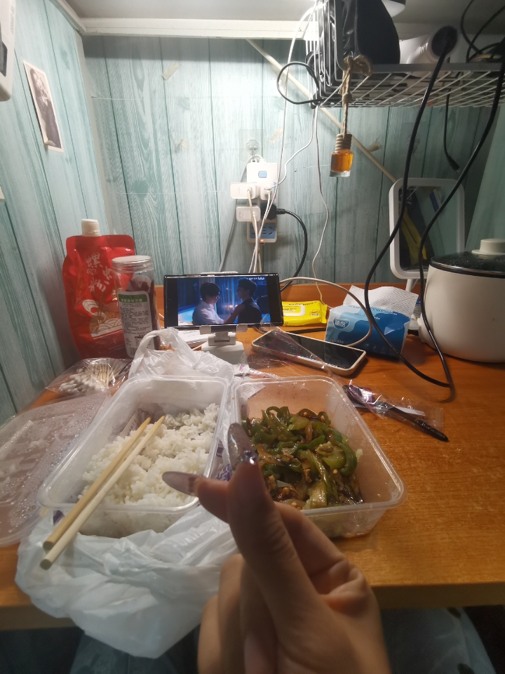 很久没看见过这种纯粹的萌图了根本不经过大脑的思考毫无博弈可言完全抛开了技巧放弃了多余的思考感觉每一次都完完全全处于本能所有的操作都是来自于人类杀戮的本性这才是纯粹的战斗看着都感觉到酣畅淋漓让我忘记了当今社会的尔虞我诈