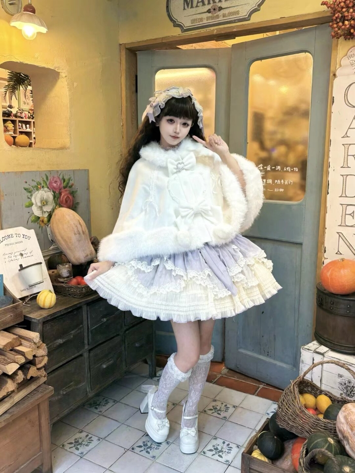 还得是这件萌萌哒斗篷！！！白色款还是特别百搭的嘞。就冲这个卡 #lolita #lo裙安利 #lo娘日常