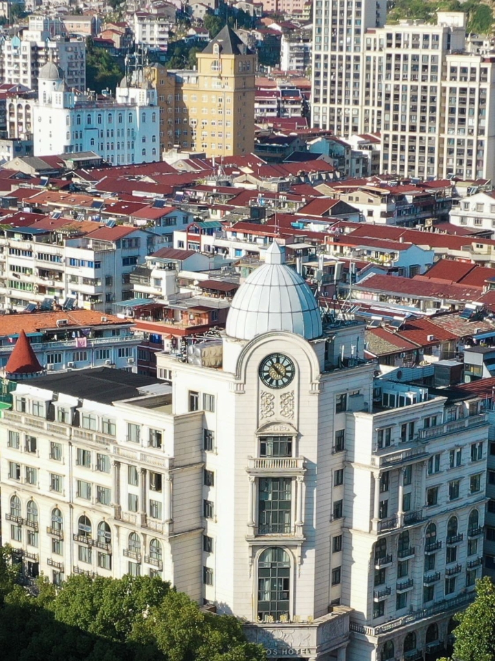 有人说，#不产洋货的丽水青田却成了世界超市#，这事儿细想起来挺妙的。但当你真正来过青田，就会发现这再自然不过。这座小城骨子里就流淌着“世界性”。百年的华侨史，让超过38万青田人的足迹遍布全球120多个国家和地区，也把世界的味道带回了瓯江边的这座小山城。 · 刚结束的第七届侨博会就是最好的证明。在现场，你能看到西班牙火腿配红酒的经典搭配，也能闻到四大洲咖啡豆萃取的醇香。但最让我这个来了几次的人感到惊...