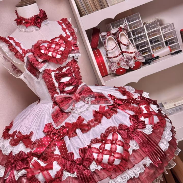 红色真的好亮眼！像块甜得爆浆的小蛋糕！！