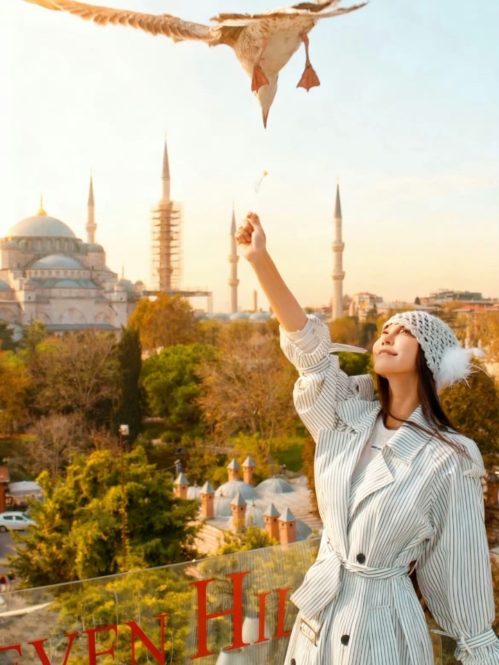 ✨如果有一辈子必须去一次的地方，我选伊斯坦布尔。 · 最初心动，是因为那句“世界的首都”，也因为周杰伦唱：“我来到伊斯坦堡，就像是童话故事。” 而当我真正站在波斯普鲁斯海峡前，才发现——歌词再美，也写不尽它真实的万分之一。左手欧洲，右手亚洲，海峡像一条流动的蓝色丝巾，把大陆轻轻分开，又把文明温柔连接。 · 从加拉塔望出去，教堂穹顶、宣礼塔尖、奥斯曼老屋层层叠叠，像时间的琴键，在这座城市里静静排列。...