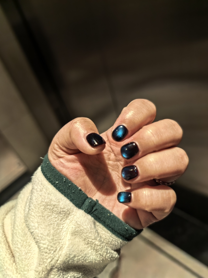 啊啊啊我的美甲怎么都看不够！好爱这抹蓝