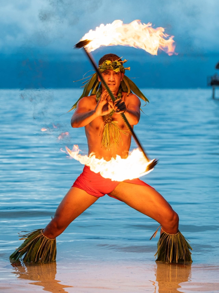 大溪地出片攻略｜5个绝美拍照圣地+高级感穿搭公式 终于去了心心念念的大溪地！ 不愧是海岛天花板🌊，随手一拍都是人生照片。 整理了这份「出片圣地+穿搭指南」， 想去的姐妹可以直接抄作业！ · 出发前，我以为它只是“贵”和“远”的代名词。到了才知道，它的价值在于无可替代的唯一性。这里是好莱坞传奇电影《叛舰喋血记》中英雄们魂牵梦萦的归宿，是探险家笔下“高尚野蛮人”居住的乌托邦。大溪地群岛由118个岛屿组...