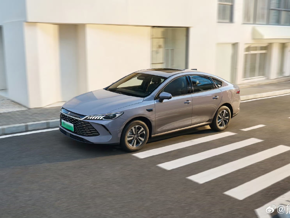 插混电力再加码，魔都精致白领告别日常通勤出游，续航焦虑！ 电车续航不够用、油车油耗又高，这波比亚迪这波大电池DM-i车型，简直是为我量身打造！ 新年伊始，比亚迪推出的四款车，纯电续航高达210km，综合续航超2110km，日常通勤一周充一次，长途出行也不怕没电了。 起售价仅8.98万，通过自主研发和产业链整合，把原本高端车型才有的“长续航+高配置”搬到了主流市场。不论是秦PLUS DM-i，海豹0...