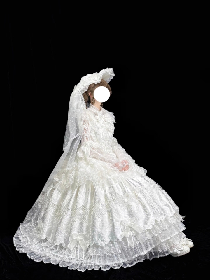 真的没法拒绝花嫁，这个大裙摆怎么能这么华丽，帽子的搭配也特别精致，特别有高级感