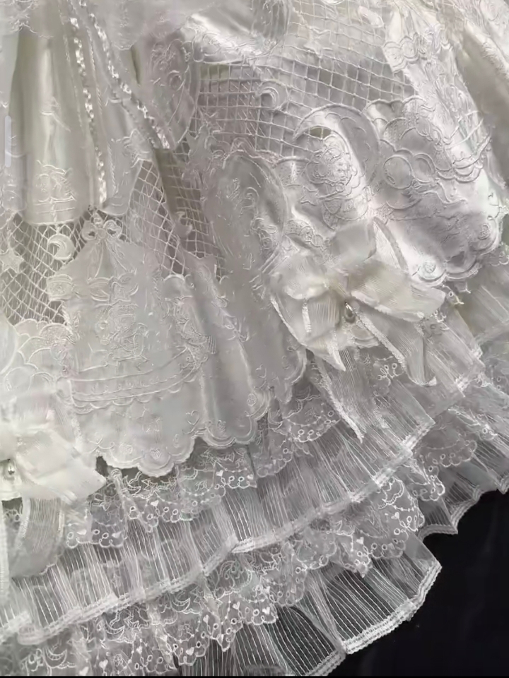 这个蕾丝的精致程度，我真没招啦，怎么能这么好看，有没有搭配花嫁的lo鞋推荐啊老婆们 #lo #lolita #lo安利