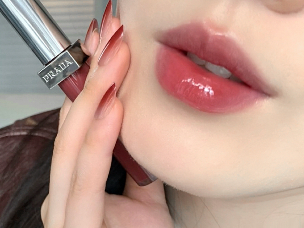 润透琉璃唇🫗prada新品✨教科书级智性美学！