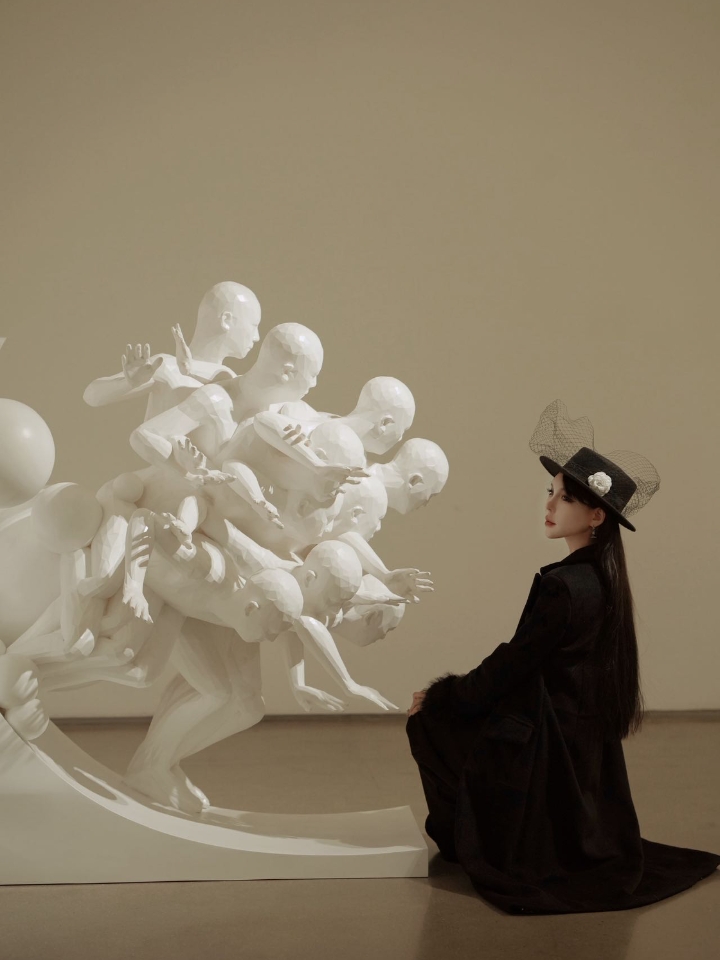 站在缪晓春的算法雕塑前，恍如隔世。拉斐尔的哲人、米开朗基罗的圣像、东方的佛陀，在屏幕的数据流中分解成万千光点。下一秒，它们从打印机里“生长”出来，成为眼前带着数字体温的全新造物。这不是复制，而是一场苏醒——古典的魂灵，借由算法的语言，在我们这个时代重新开口说话。 · 展厅很静，只有机器运转的低吟。那些雕塑的线条既熟悉又陌生，像一场高度清醒的梦。你认得出来处，却指不出去向。缪晓春像一个设定初始指令的...