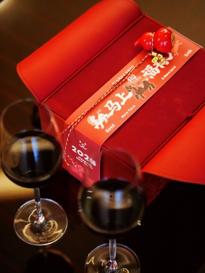 太原，不可错过的新年礼盒🎁｜ 备年货时，总想找点不一样的心意。 今年遇见Tiana的「马上福禄」礼盒，打开时心里轻轻“呀”了一声。 提在手上，竹节的温润，红葫芦的拙朴，一种妥帖的安稳感。 拆开才发现，里面装的不只是点心—— 是酥香的花生，是酸甜的山楂，是印着小马的棒棒糖，是每一块都写着“好好过一年”的轻声嘱咐。 点心会吃完，但这份沉甸甸的、手作的祝福感，大概会留在心里很久。 适合送给心里惦记的人，...