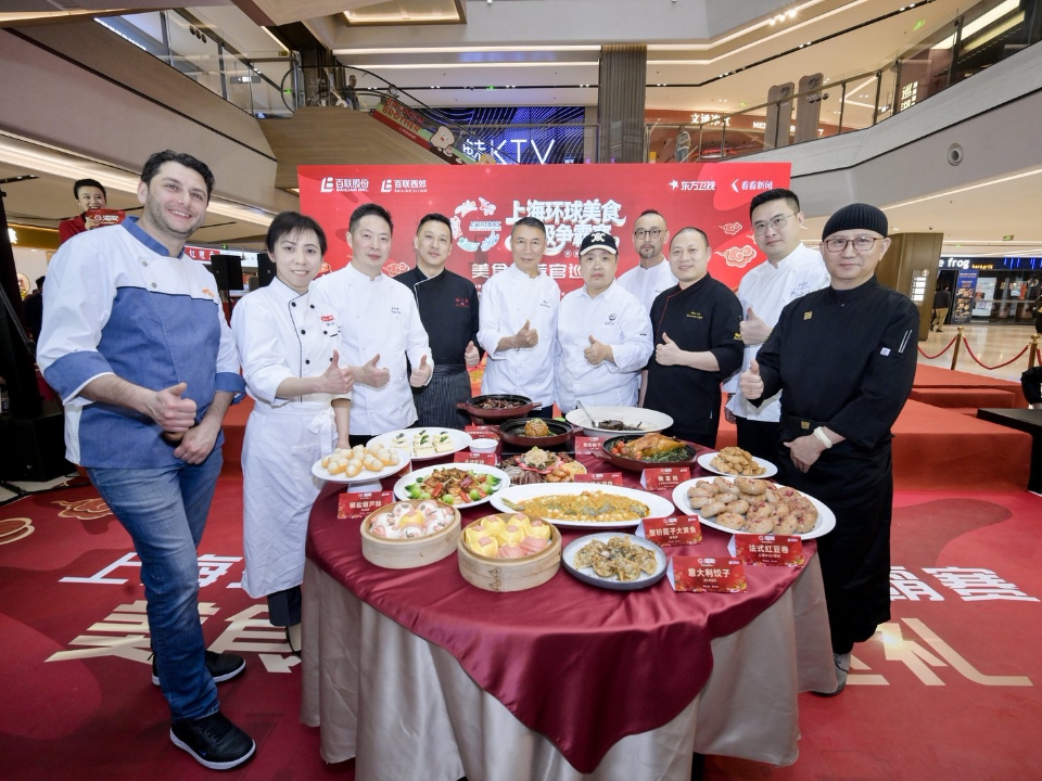 周末来西郊百联逛街，正好看到2026上海环球美食超级争霸赛热身第二波“十全食美”环球团圆宴汇聚中西名厨，美食推荐官巡礼火热开席，沪上十位名厨现场烹制春节家宴拿手菜，现场有试吃的环节，排队人山人海，过年年菜都可以现场买年货，热热闹闹的。 附十大餐厅争霸名单：言盐、SENSO，有绿波廊、南兴园，和记、海菁荟，九厨·淮扬、黔香阁，上海中心J酒店、西岸美高梅