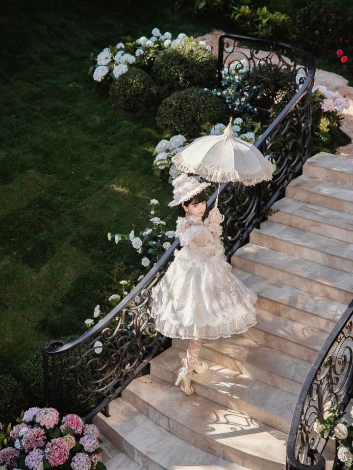 阳光打在裙摆上，这个精致感绝了