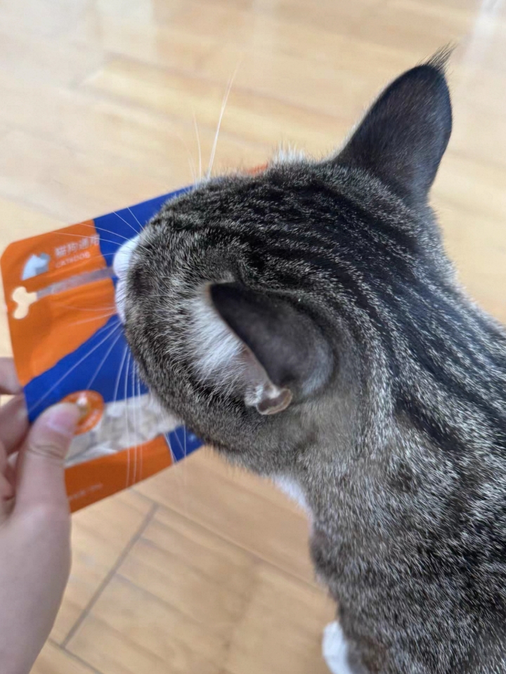 使用感受： 适口性很好，猫很爱吃，吃完继续购，眼屎都少了很多 ·味道： 口味很香，很酥软，没有别的冻干那种酸味，打开包装一股肉香味，猫咪闻到味就来了 ·质量： 质量好，冻干很完整，分量足#测评/测评