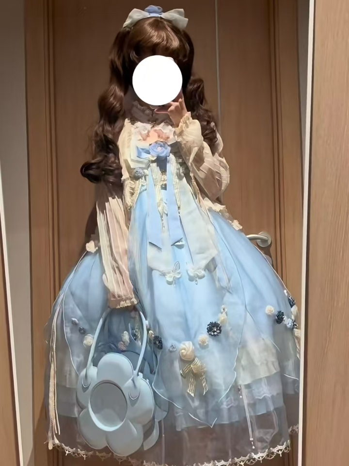 很仙气的一条小裙子呀，还有蝴蝶元素真的爱了，蝶语我冲冲冲！！