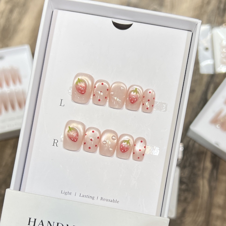 手工穿戴甲萌趣草莓手绘猫眼法式短款甲片日常百搭少女心美甲贴片
