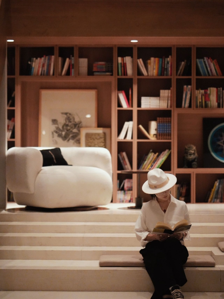 大同这家民宿的设计，让我想为它再去一百次｜ 来大同本是冲着云冈石窟，没想到先被一间民宿圈了粉。推开门那一刻，我真的理解了什么叫“梦中情宿”—— · 这是一个会呼吸的四合院。设计师保留了老建筑的骨架，却用当代审美重新赋予它灵魂。但真正让人惊艳的，是室内的每一寸空间。最让我喜欢的是民宿大堂的装修，高大宽阔的书架，让人很容易沉浸其中。 · 全屋是原木色系，却因为光影的介入而层次丰富。巨大的落地窗前，纱帘...