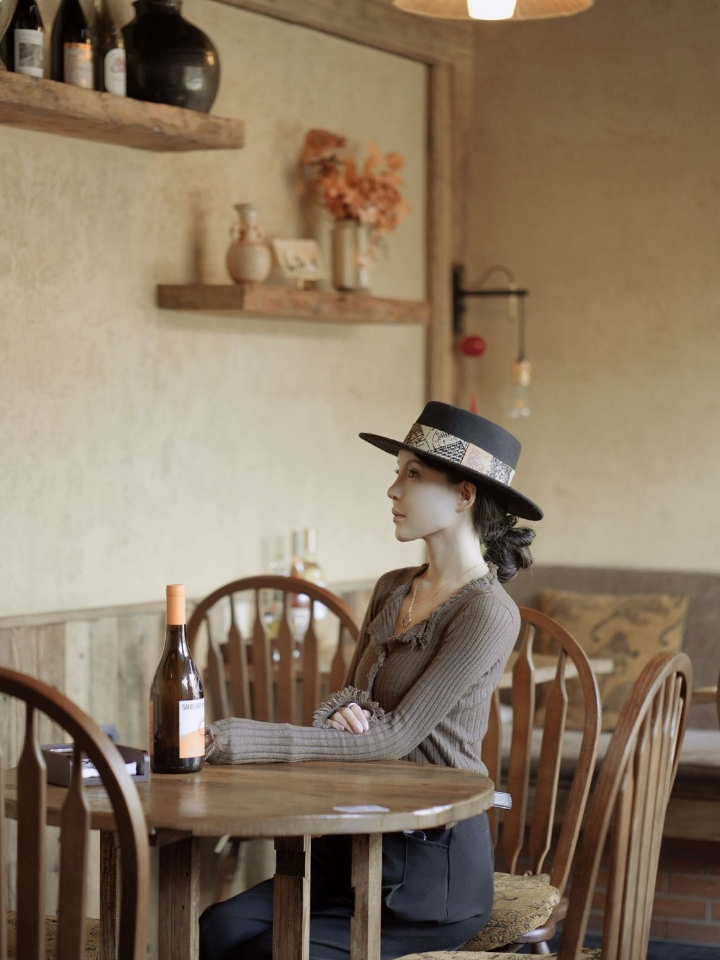 在大同的千年时光里，遇见地中海的炙热🔥  这家藏在东南邑的Bistro，用直火料理串联起两种文明的味觉记忆。东汉《乐舞百戏图》里的醉意人物，化作Logo上的灵动一笔——那是1600年前北魏平城时代，鲜卑与汉文化交融的见证。如今，火焰再次燃起，将大同的粗犷与地中海的热情，烤进每一道菜里。  🍢 直火，是最古老的烹饪语言 明火烧烤，让食材与火焰直接触碰，锁住原味。这既是地中海沿岸的饮食基因，也是大同人...