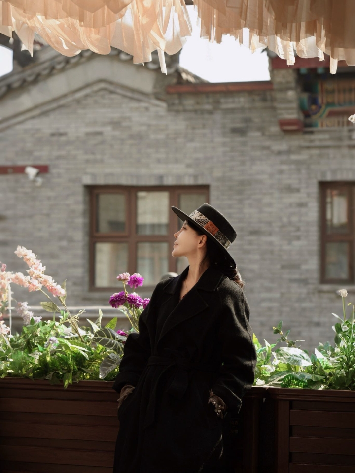 大同记｜住在四合院的日子，我开始理解这座城的深情 带爸妈去大同，订这家四合院的时候，心里是有点忐忑的。怕他们住不惯民宿，怕位置不方便，怕北方干燥他们不适应。但刷到这家在城墙根下，想着能让他们体验一回住在老院子里的感觉，还是下了单。 · 订完没多久，弹出好友申请，是民宿老板。“叔叔阿姨来是吧？我把周边适合长辈逛的景点和吃的发你，走路都能到，不累。” · 人还没到，心已经定了一半。到了才发现，院子比照...