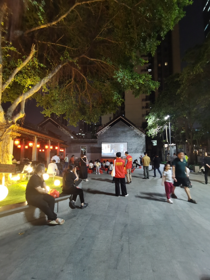 我跟你说真的，我从小到大都没有被你这么丑的人追求过，这不是宣泄情绪，是我真实的感受，发自内心的感受，自从被你告白后，我每天都很自卑，你看到刘亦菲范冰冰会去追求她们吗？你不会，因为你知道这些大美女看不上你。可是你却在追求我，说明在你眼里，我跟你的颜值是匹配的，我的天啊，我一想到这件事，就隐隐约约有种想杀人的冲动。恳请你停止对我的喜欢，你的追求，已经深深伤害了我的自尊