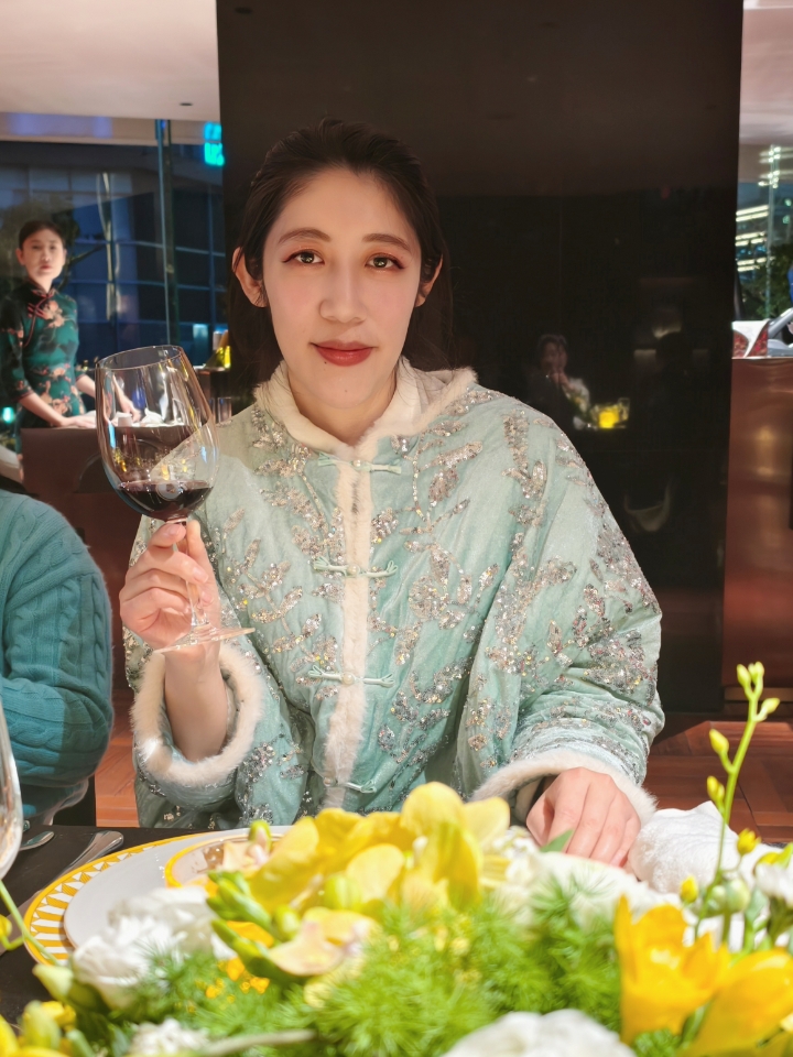 这桌春宴，把整座春天都吃进肚子里   终于等到了这一场春日限定的东方盛宴！ 菜单一翻开，仿佛就听见了春雨淅沥，看见的满是桃红柳绿。 这哪里是吃饭，简直是在舌尖上演了一出雅致的春之戏码。🍃   🥢 四序初开 清爽开胃，像是把刚冒尖的春日绿意嚼进了嘴里。 糯米笋的脆嫩，豆腐羹的温润，还有花雕醉鸡卷的醇厚酒香，瞬间唤醒了所有感官。   🌊 山海知春 这一道是天地的浓缩。 鲜笋的清甜，裹挟着海参的Q弹，一...