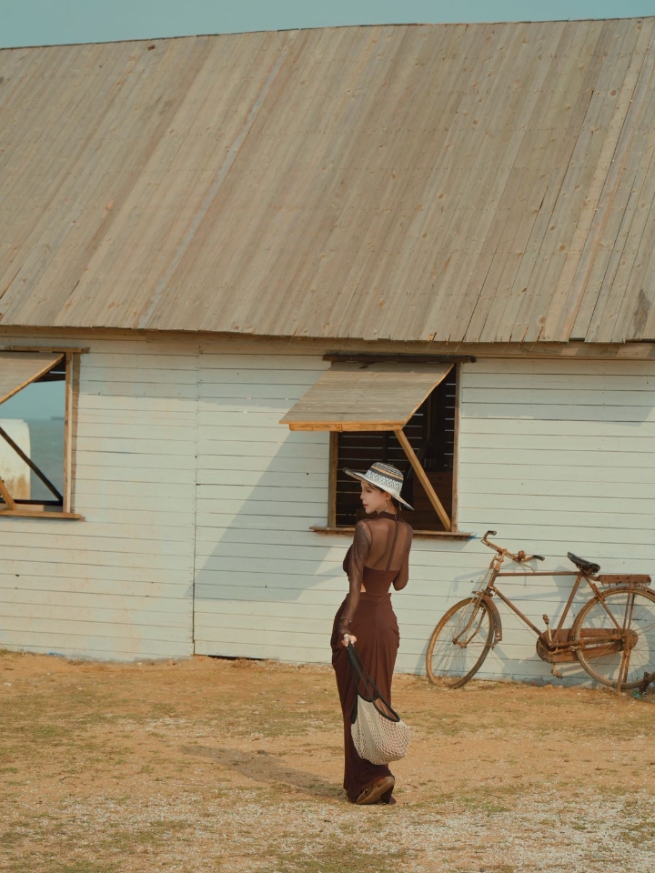 用韦斯安德森的电影，打开海口｜ 没错，不用去北欧，海口就有这样一座面朝大海的纯白房子。新搭的那座建筑，配上蓝天大海，简直是韦斯·安德森电影里走出来的画面。 · 📍 地址：海口市美兰区新埠岛埠北环路6号，直接导航“拾贝公园”就能到。门票免费，全天开放。建议自驾或打车过去，公交可以坐39路到“碧桂园壹湾汇”站，下车再走几百米。 · ⏰ 最佳拍摄时间 韦斯·安德森的画面讲究光线干净、色彩纯粹，所以时间选...