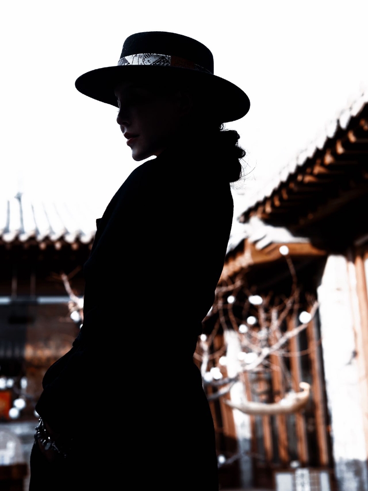 在大同千年前的下午茶，被我找到了｜ 有时候觉得，友情也是一种穿越。老朋友从太原坐高铁过来，两个小时，像从现代穿越回北魏。新朋友其实也不新了，认识好些年，只是一直很少见面。 · 小南唐的院子藏在东南邑深处，青砖灰瓦，安静得不像话。桌上摆着几枚羊羹——枣红的、青绿的，据说1600年前，北魏的皇帝也吃这个。创始人大同姑娘南霁玲的故事很动人，但今天没见着。也好，我们三个霸占整个院子，聊得肆无忌惮。 · 老...