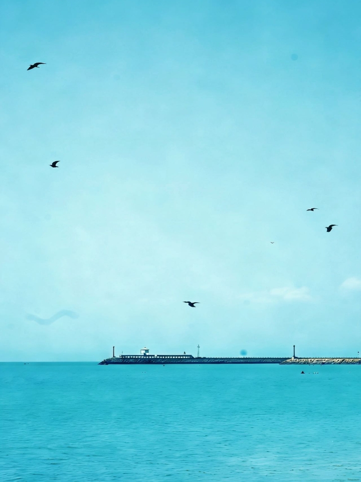 旅行中最怕什么？手机没电！😭尤其是拍了一整天风景，手机电量告急的时候，充电宝又大又重、还得单独带根线，真的让人崩溃…… · 这次出门带上了绿联能量湃Pro 55W充电宝，真的是一秒爱上！ · 🔋 小小一个，直接揣兜里 用了新堆叠技术，体积比一包手帕纸还小，随手塞进牛仔裤口袋，完全没负担～ · 🔌 自带C口快充线，太方便了！ 不用额外带线，线材还是尼龙编织的，我随便揉搓、拉扯都没事，结实得很！活扣设...