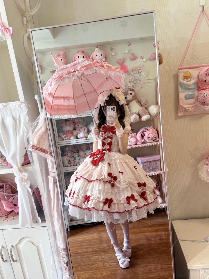 这是什么草莓小蛋糕呀，一下就甜进了我的心巴啊