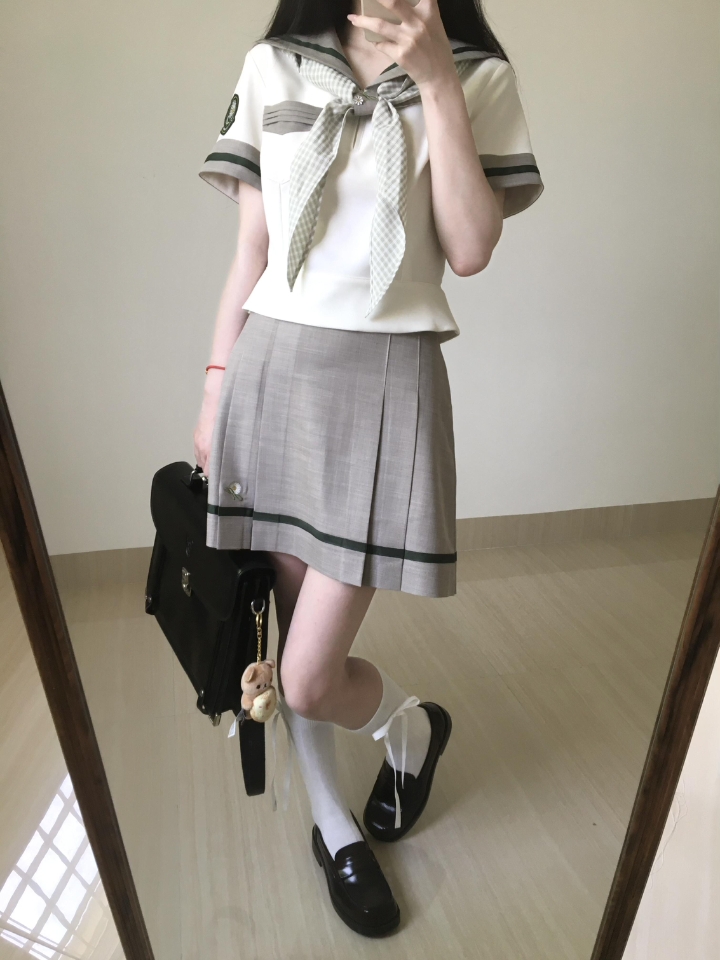 梗豆物语家的新品水手服有些东西呀，小雏菊好清新的感觉