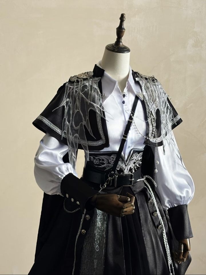 就是这个人台都有被帅到哇！！！胸前的这个刺绣也很精致，超期待 #lolita #lo安利 #军lo