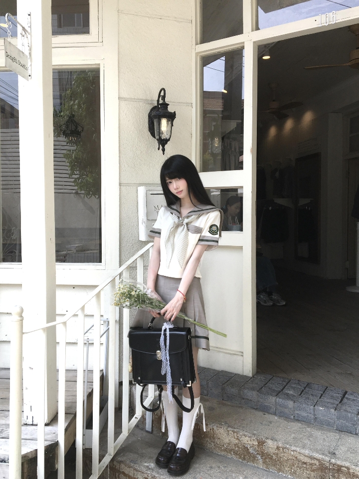 这个水手服也太好看了吧，好喜欢这个小雏菊的设计啊